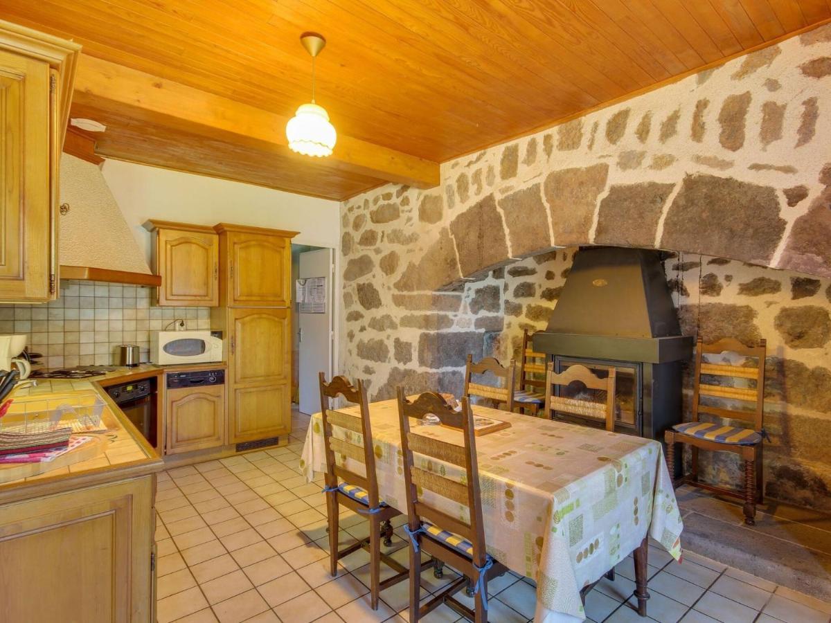 Beautiful Villa In The Parc Des Volcans D Auvergne Vic sur Cere Bagian luar foto